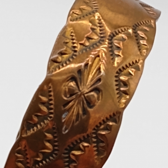 Set 2 Bracelets Stamped Brass Cuff Lucite Bangle Brass Look Filigree Accents Vtg - Picture 4 of 12